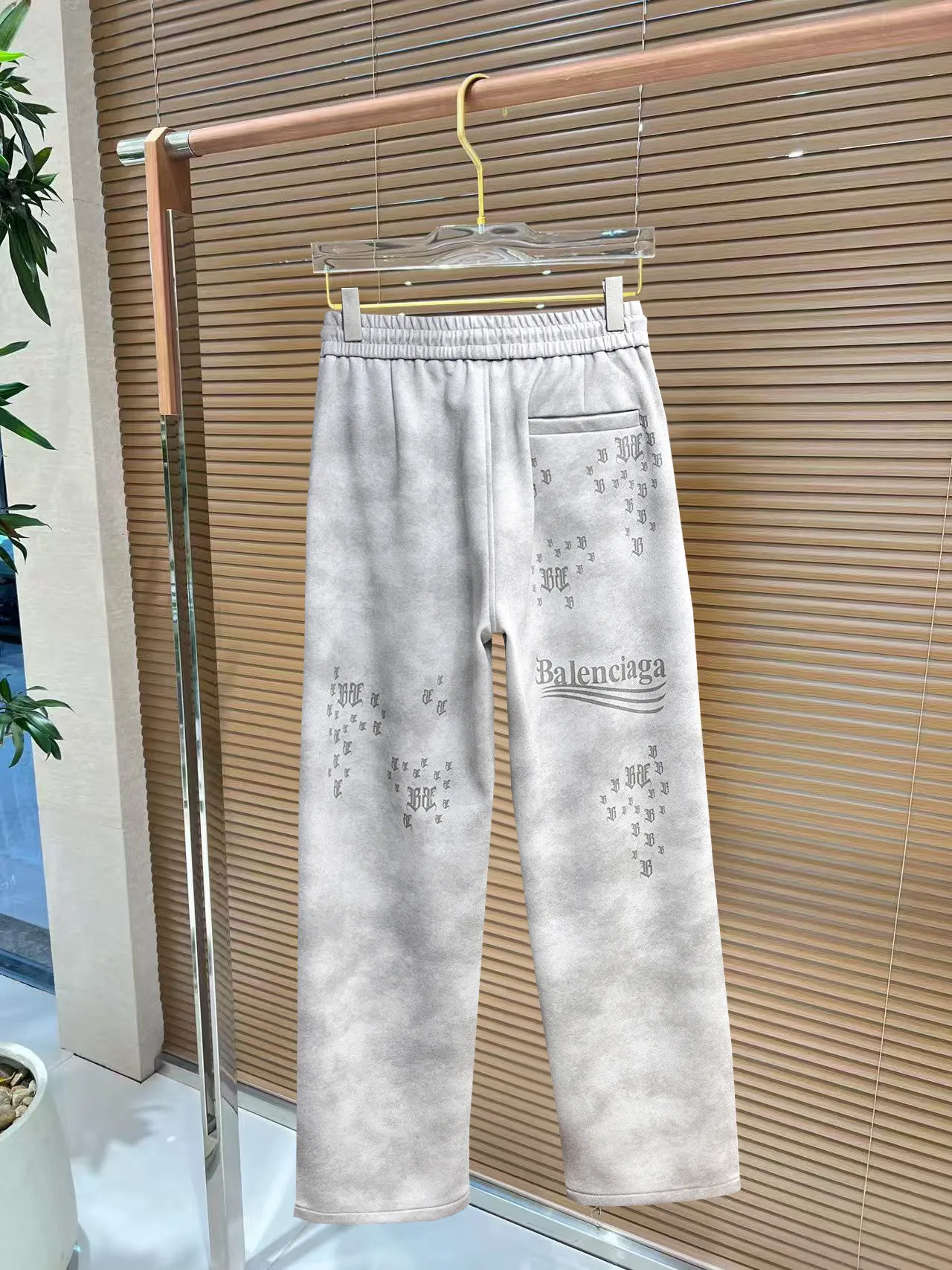 Balenciaga 🆕2026 Autumn and Winter New Arrival Casual Pants! The official website will be released simultaneously. Brand Classic LOGO casual pants, customized fabrics, excellent comfort and strong touch. Highly recognisable, perfect appearance and craftsmanship. Size:M-3XL